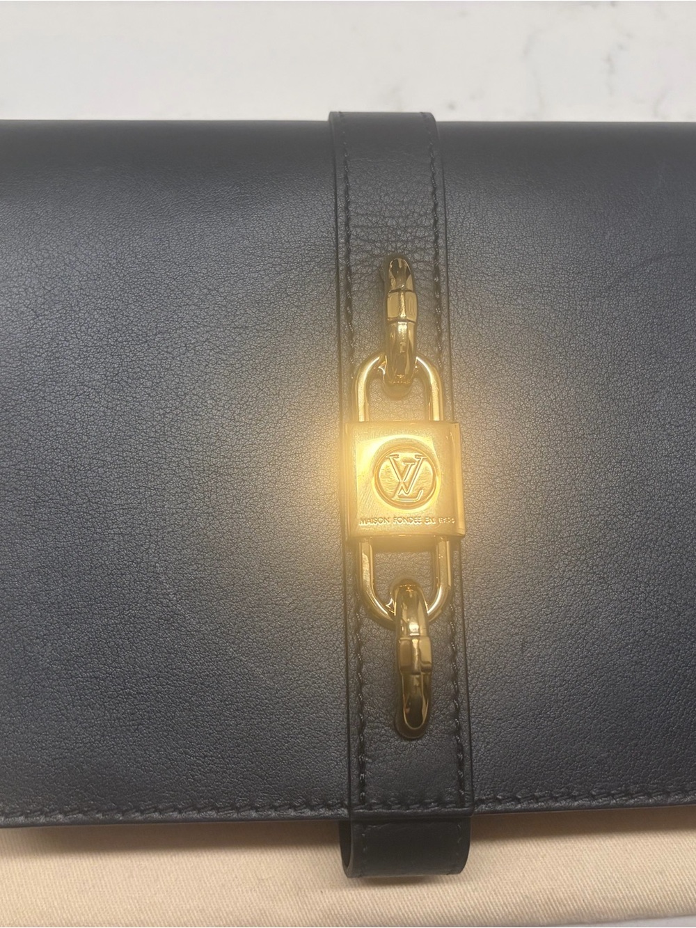 Louis Vuitton Rendez Vous calfskin Leather bag w/adjustable strap and gold chain - Picture 3 of 13